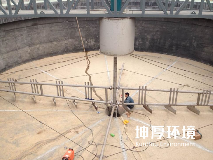 刮泥機(jī)安裝現(xiàn)場